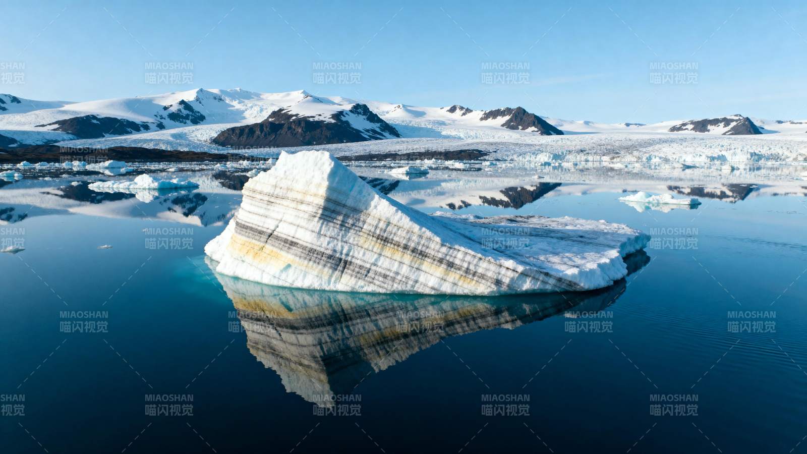 冰山倒影静谧湖图片