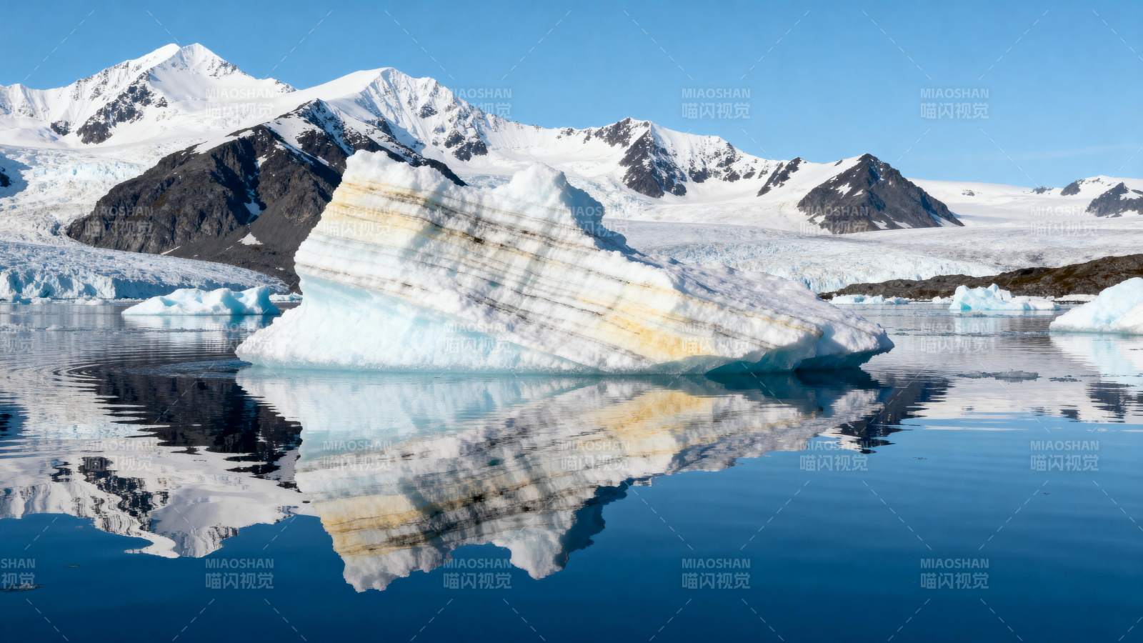 冰川倒影如画图片
