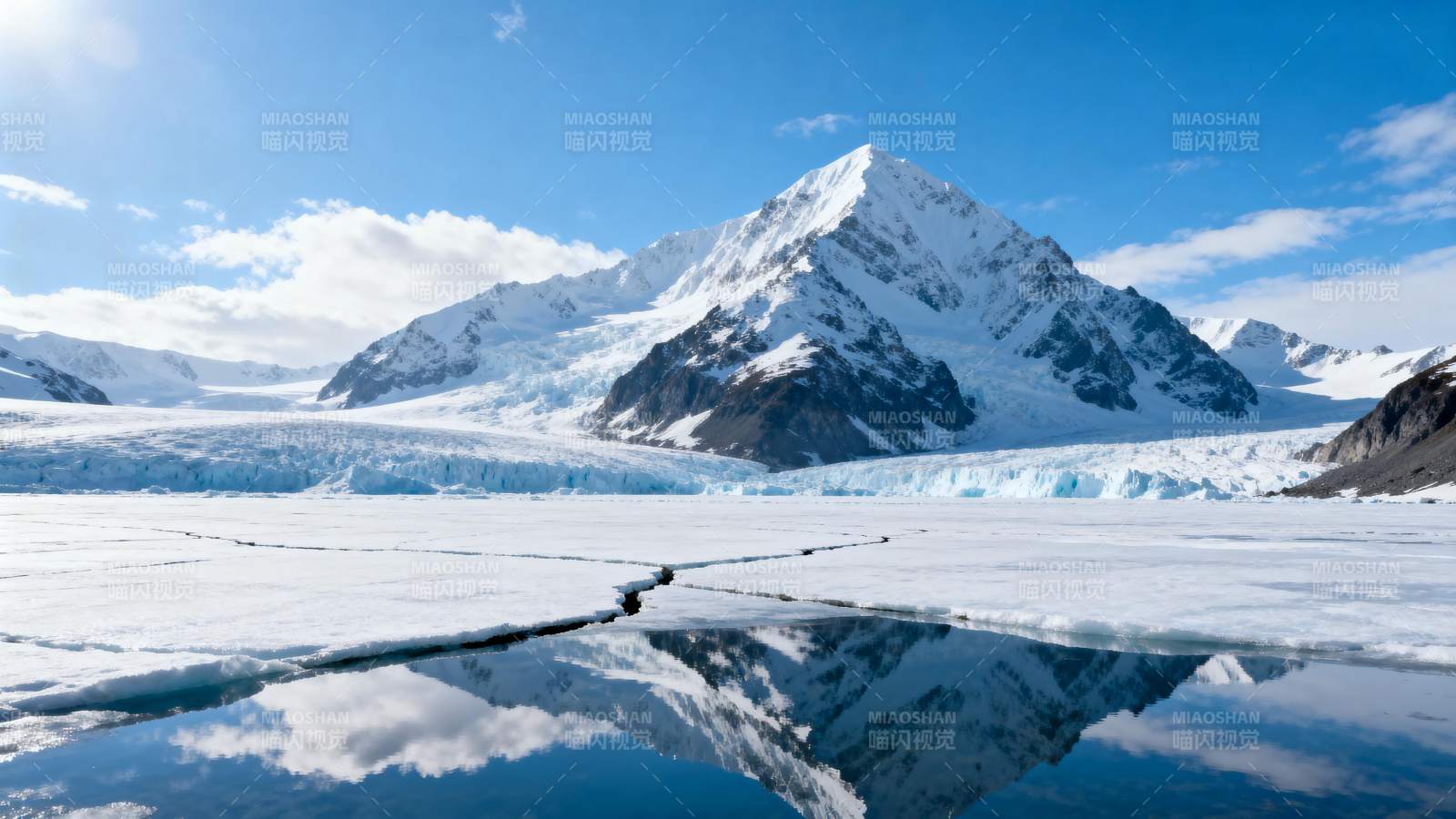 雪山倒影冰湖图片
