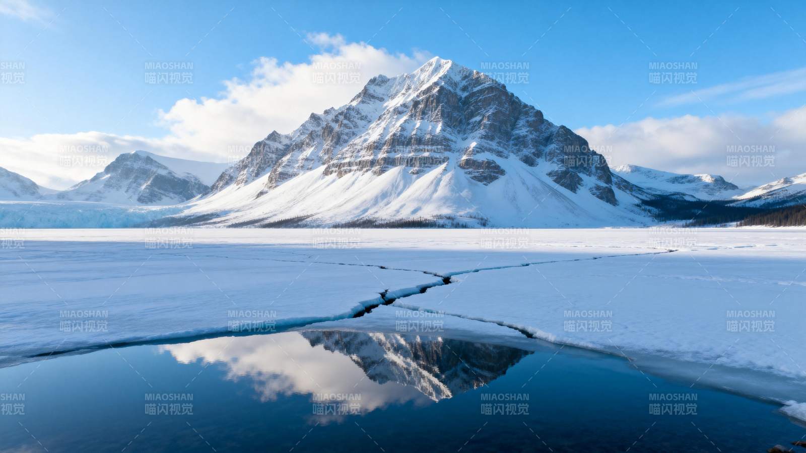 雪山倒影湖面图片