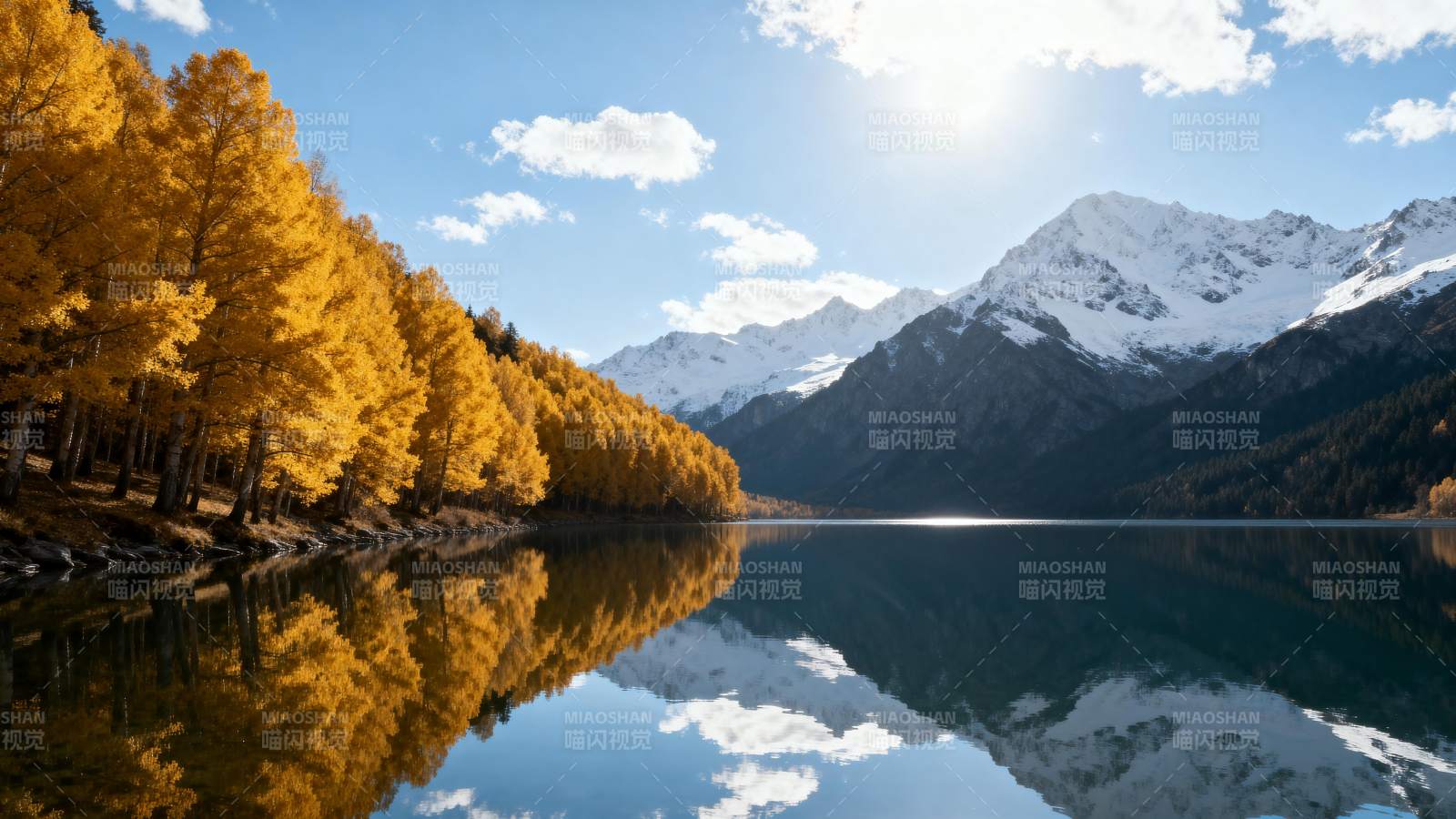 秋湖映雪山图片