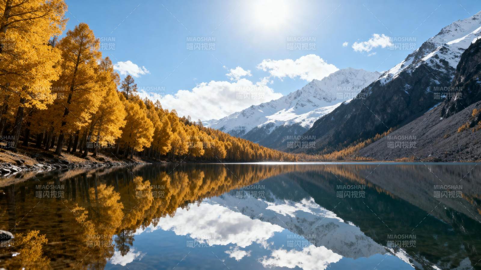 秋湖映山景图片
