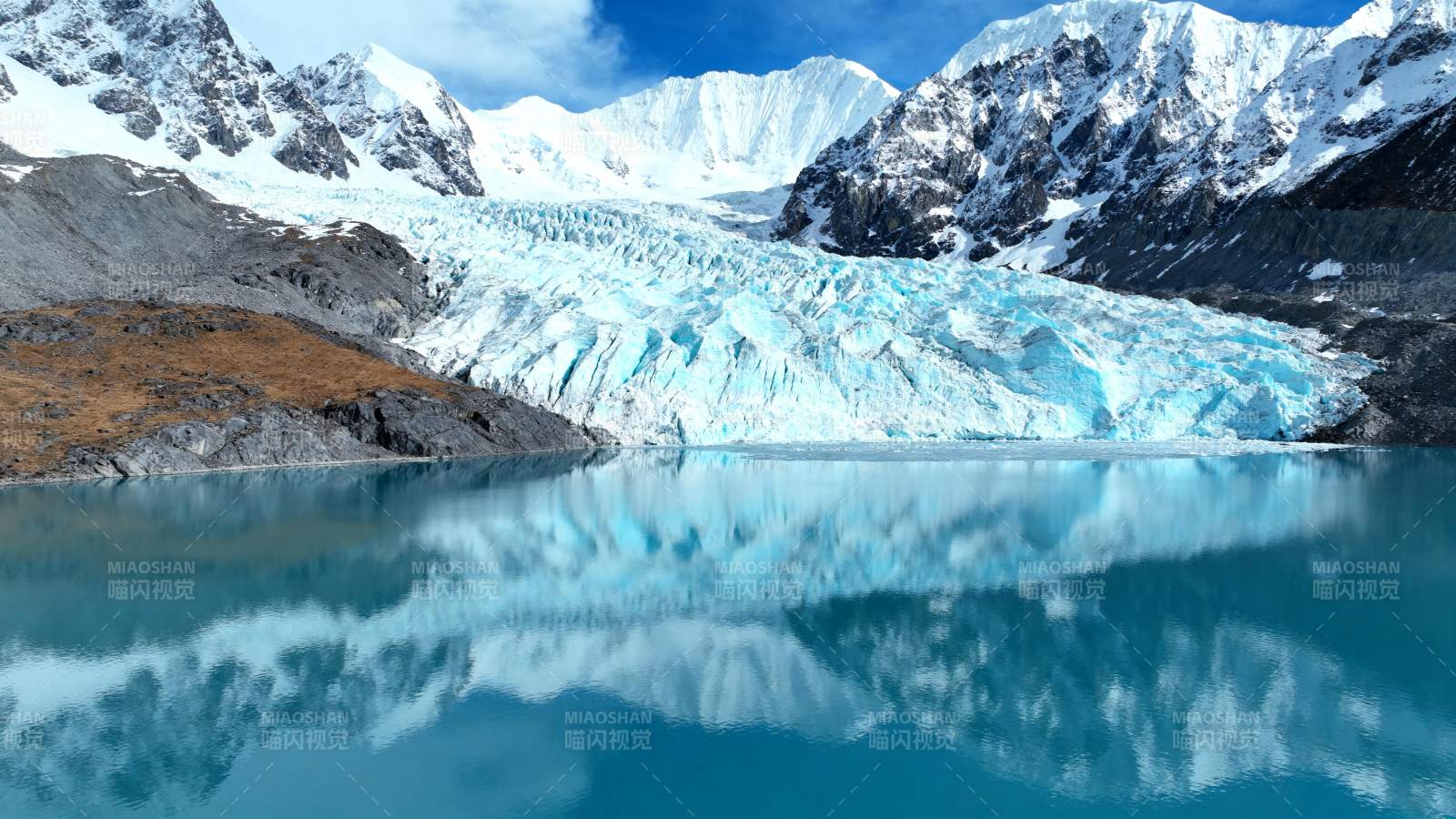 雪山倒影湖光图片