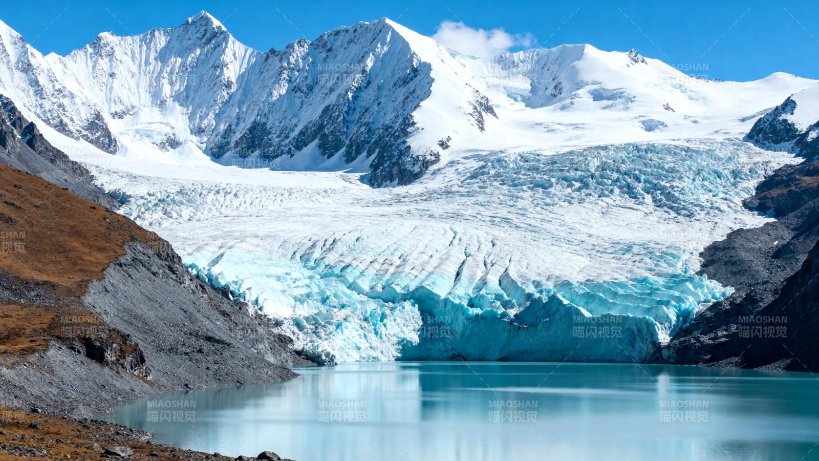 雪山冰湖美景图片