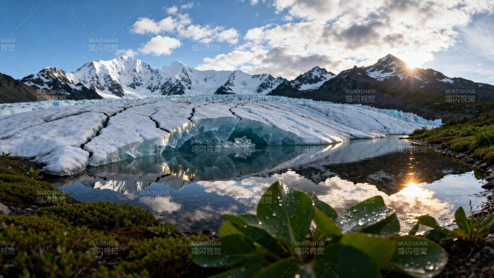 冰川湖畔晨光图片