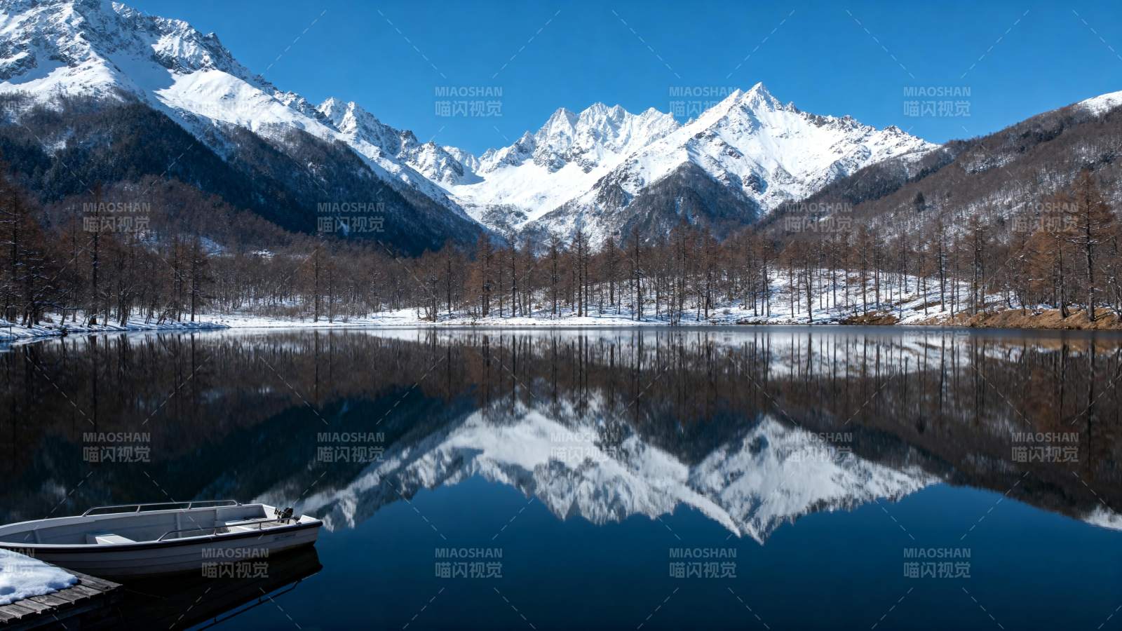 雪山倒影湖中图片