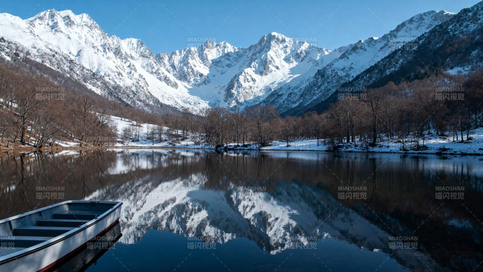雪山倒影湖中船图片