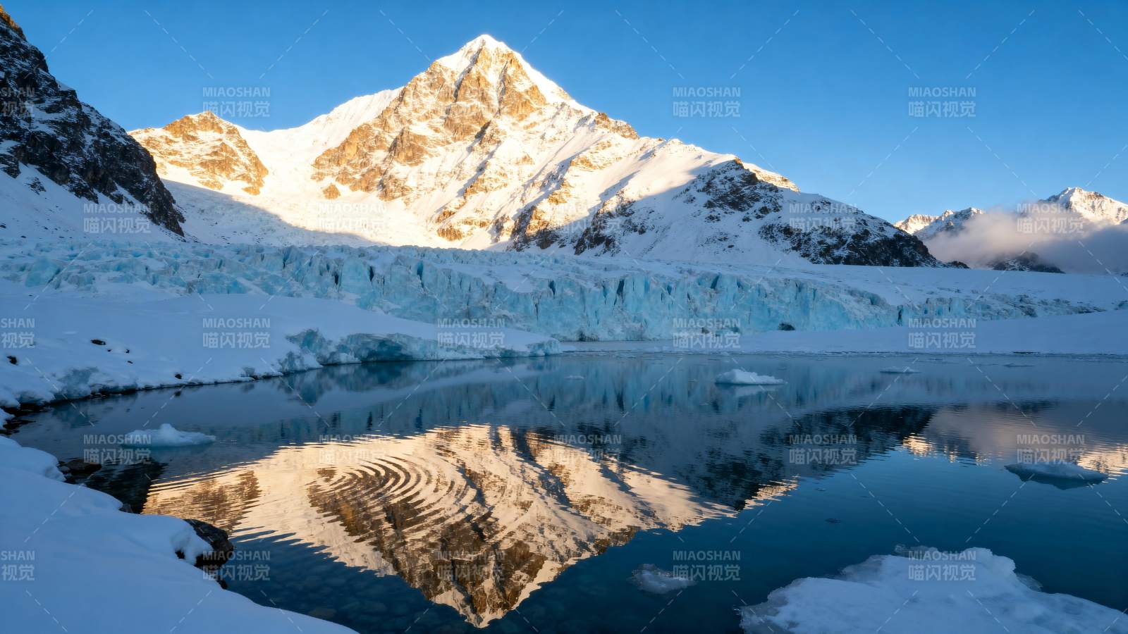 雪山倒影湖中图片