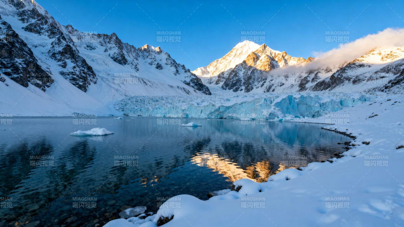 雪山倒影湖中图片