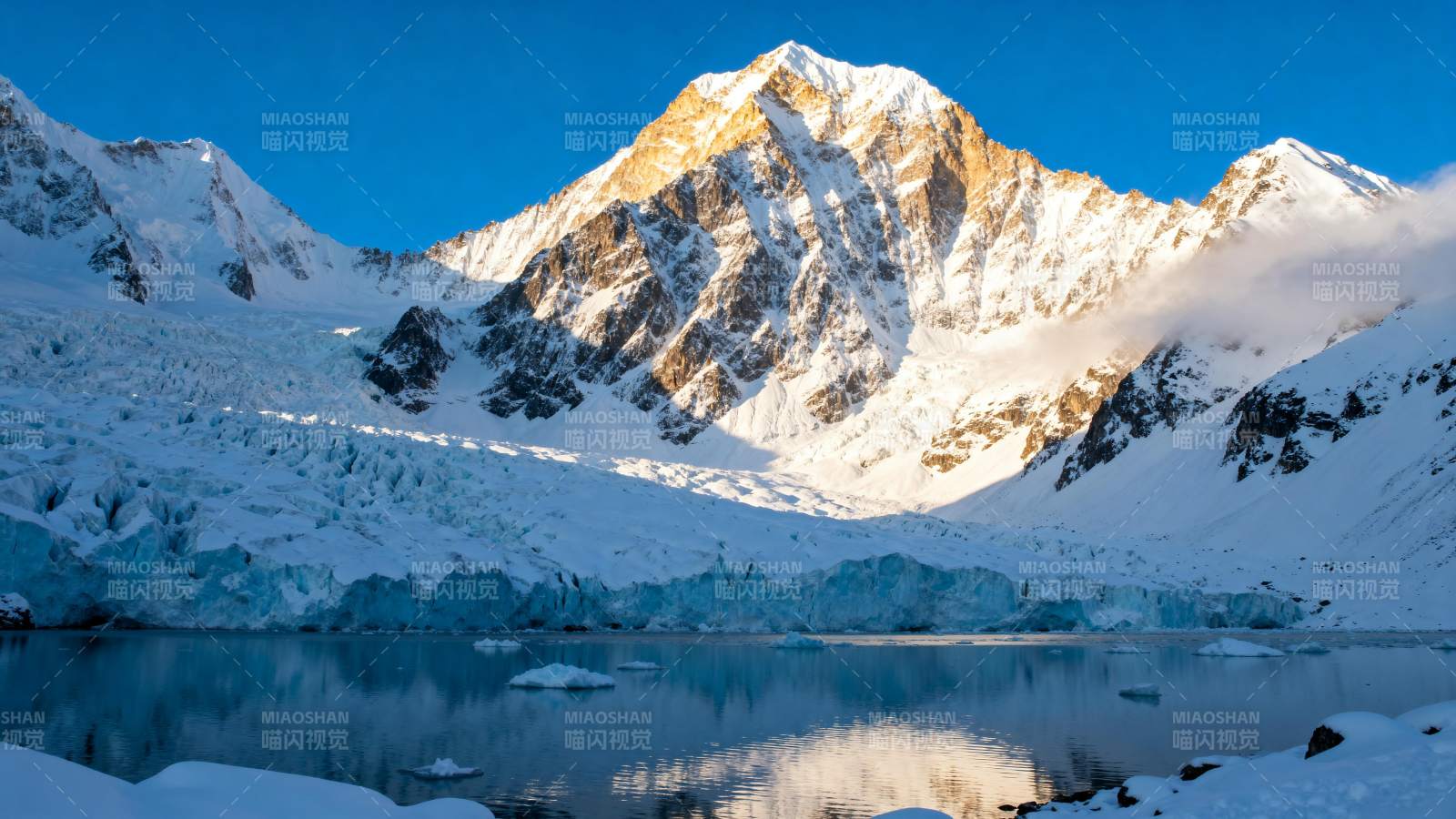 雪山倒映湖中图片