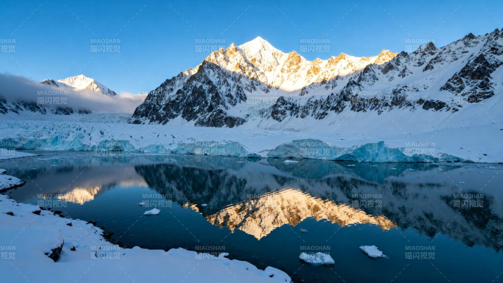 雪山倒影湖光图片