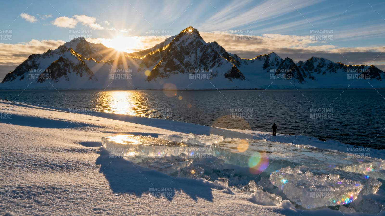 雪峰日出映湖光图片