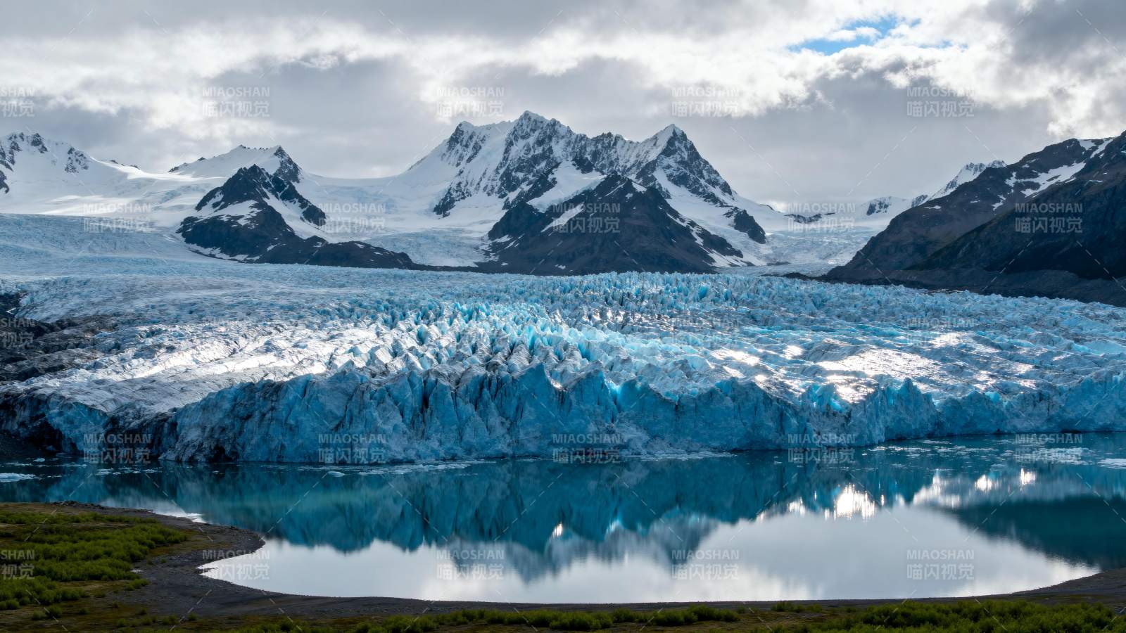 冰川倒影山湖图片