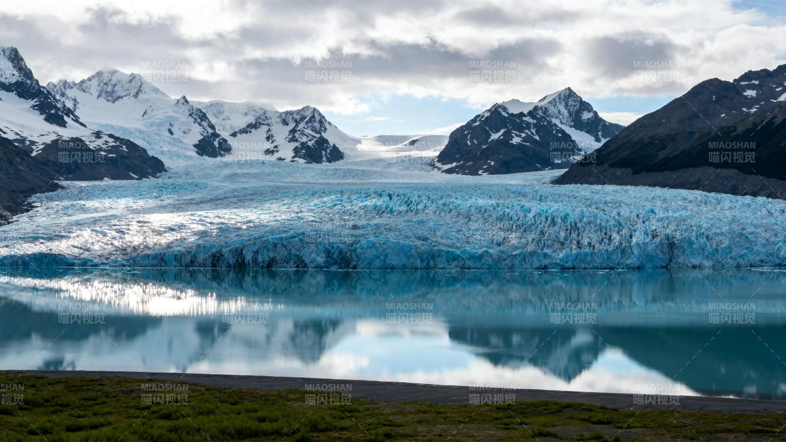冰川湖畔风光图片