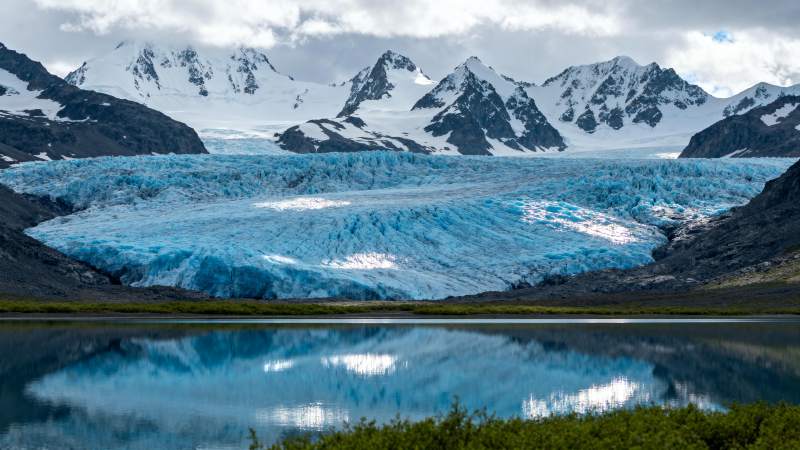 冰川湖畔雪山倒影图片