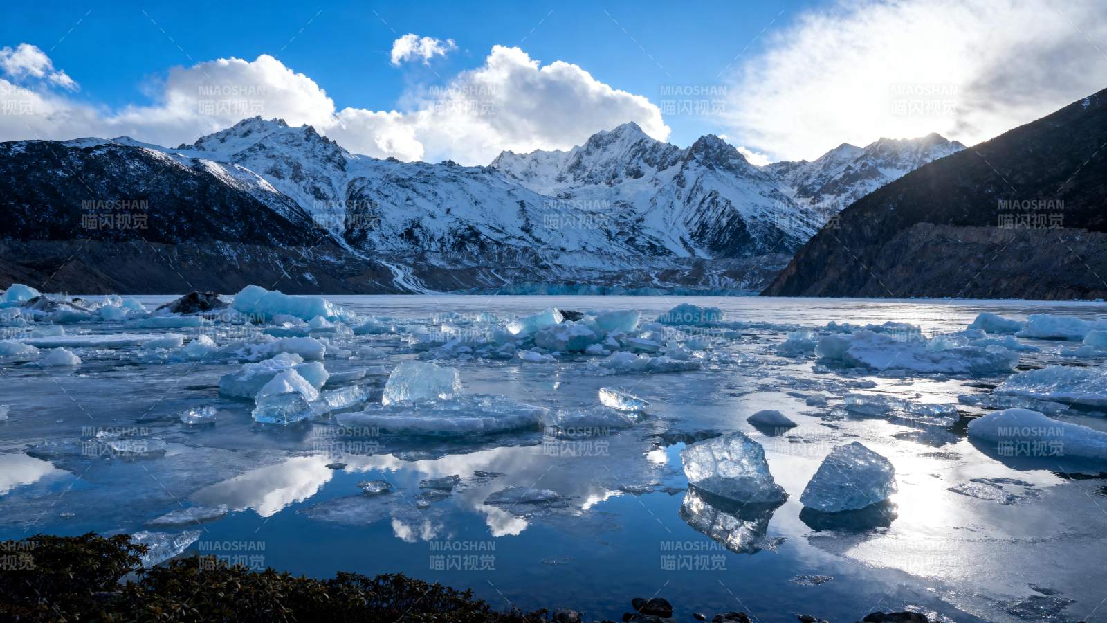 冰川湖畔雪山倒影图片