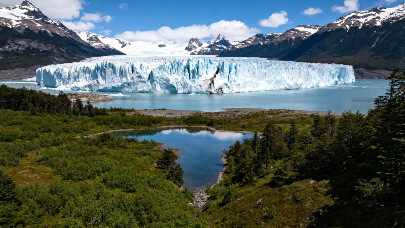 冰川湖畔风光图片