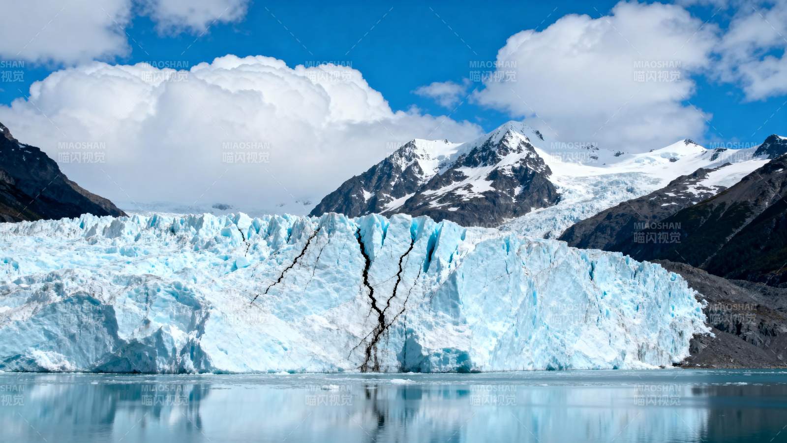 冰川裂痕映湖光图片