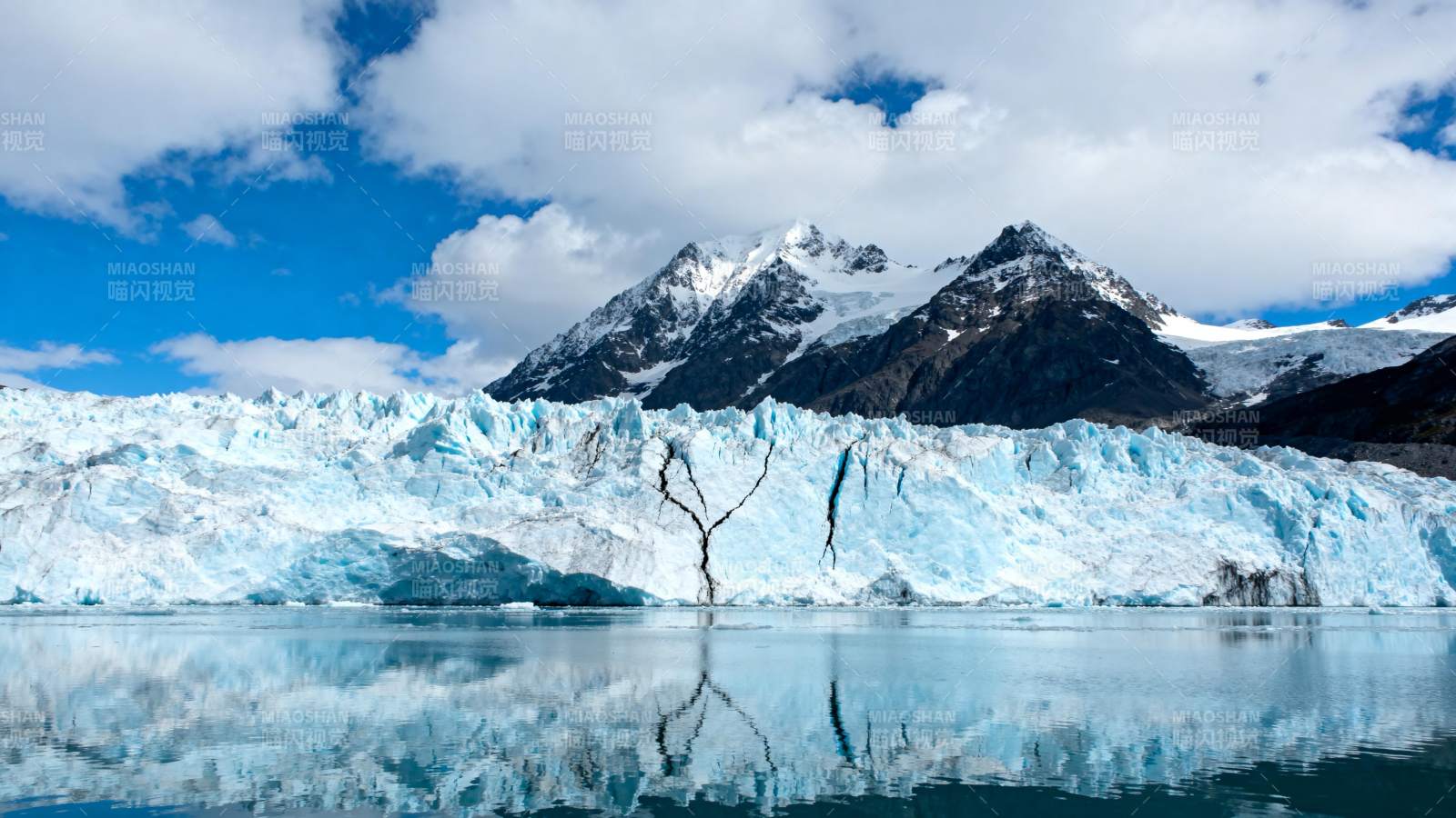冰川倒影山峦图片