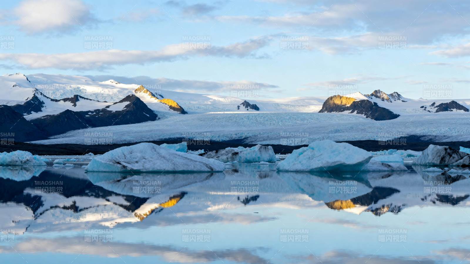 冰川湖畔风光图片
