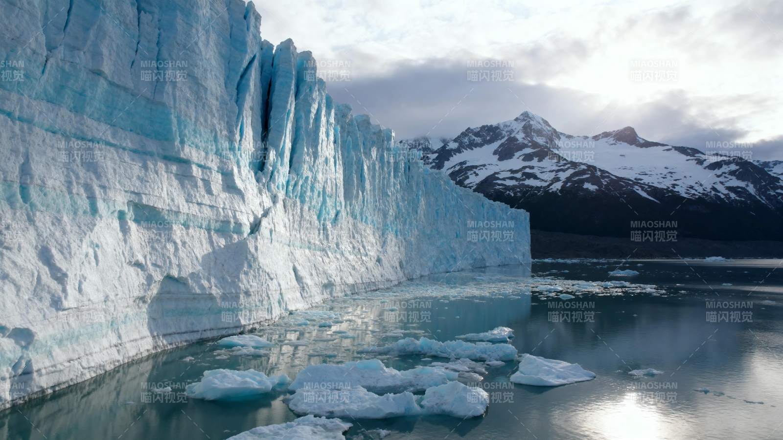 冰川湖畔风光图片