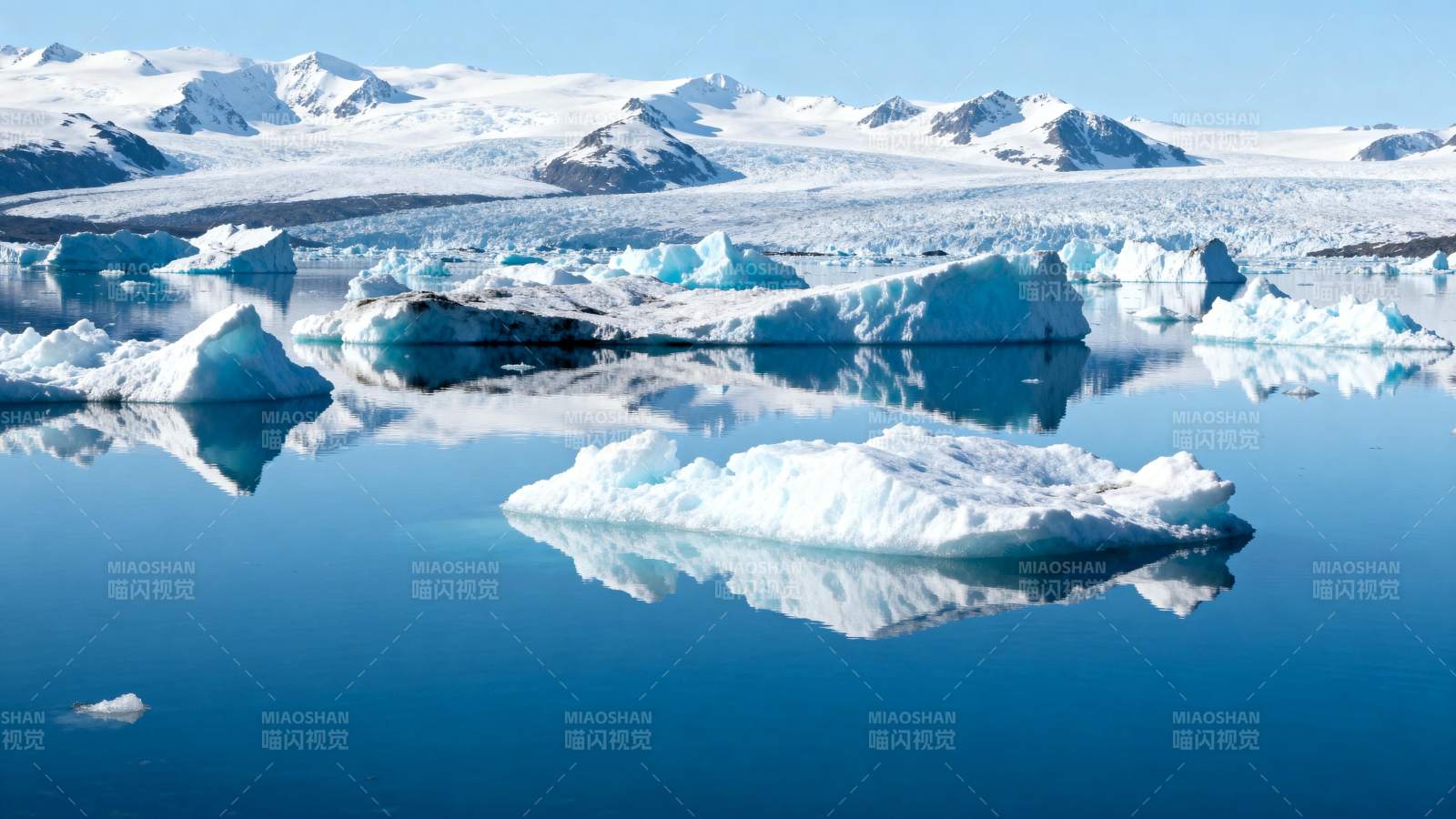 极地冰川倒影图片