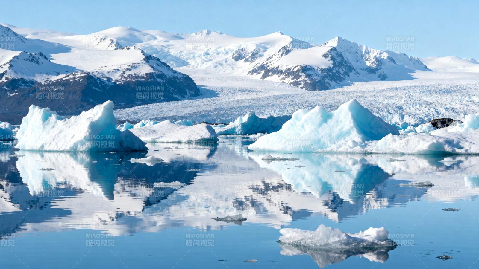 冰川倒影 静谧极地图片