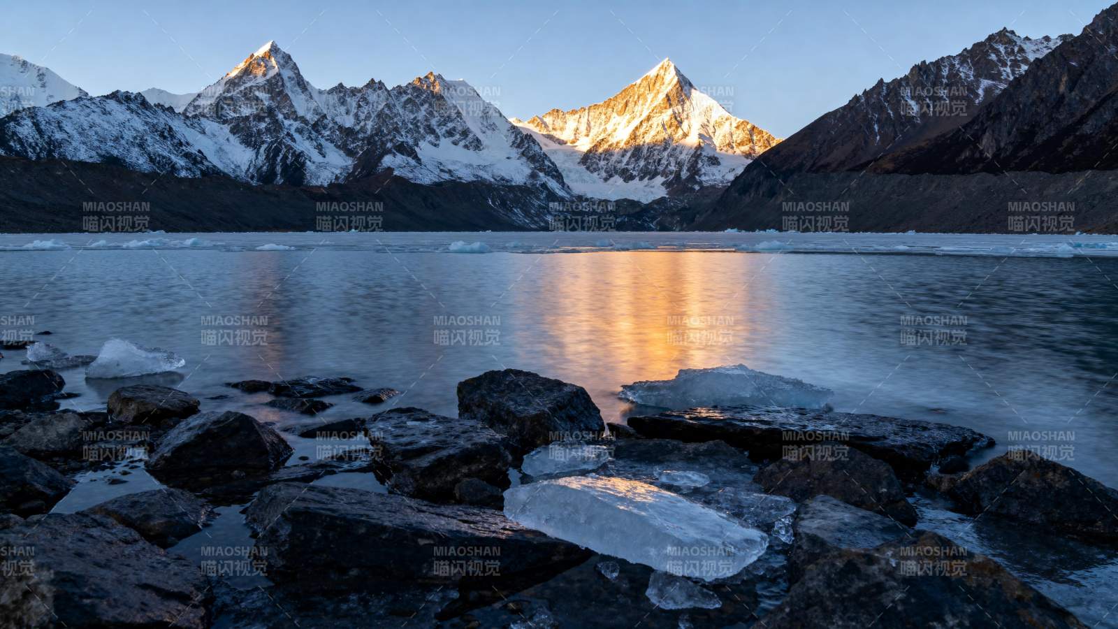 雪山湖畔晨曦图片