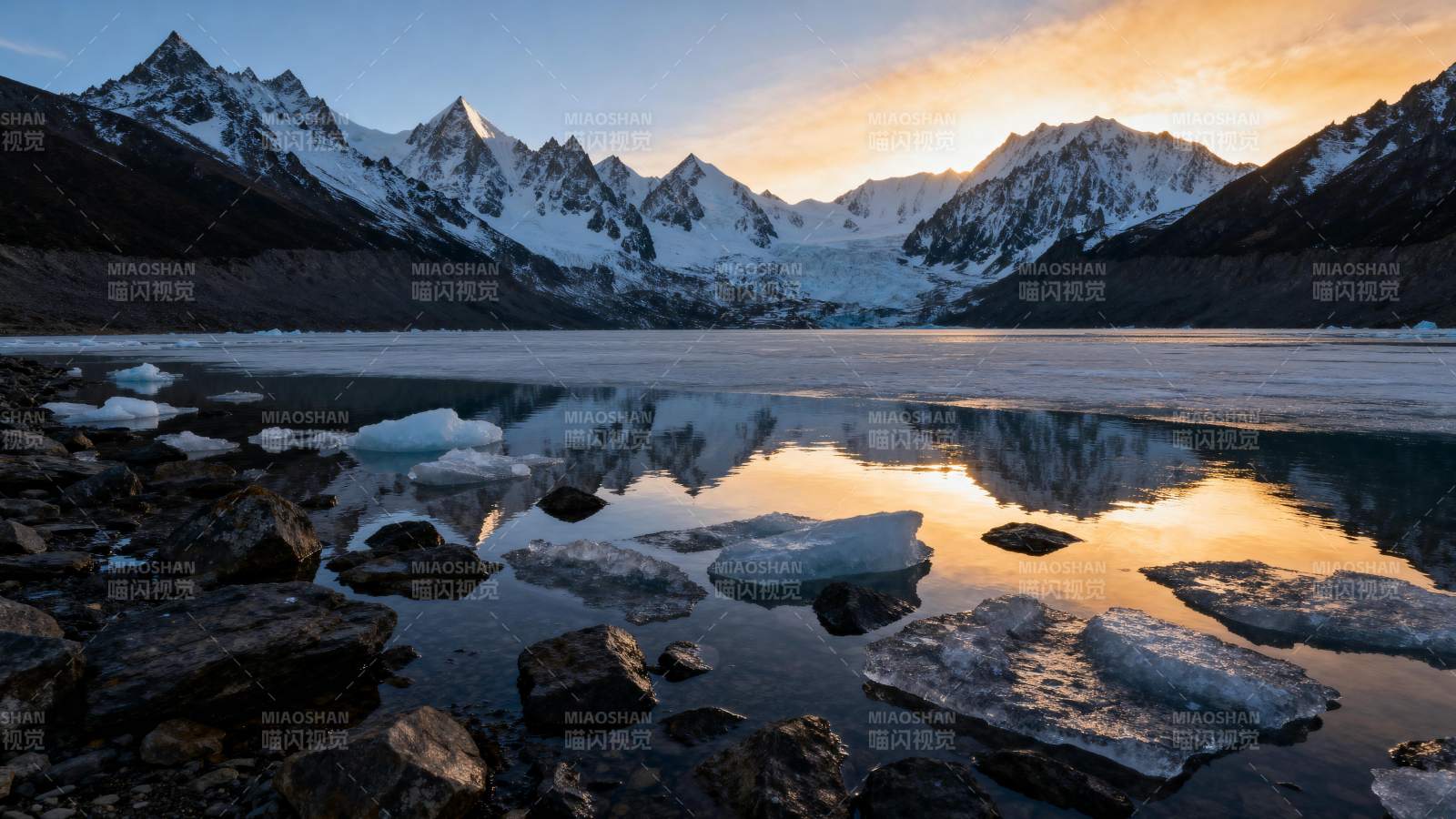 雪山湖光映日辉图片