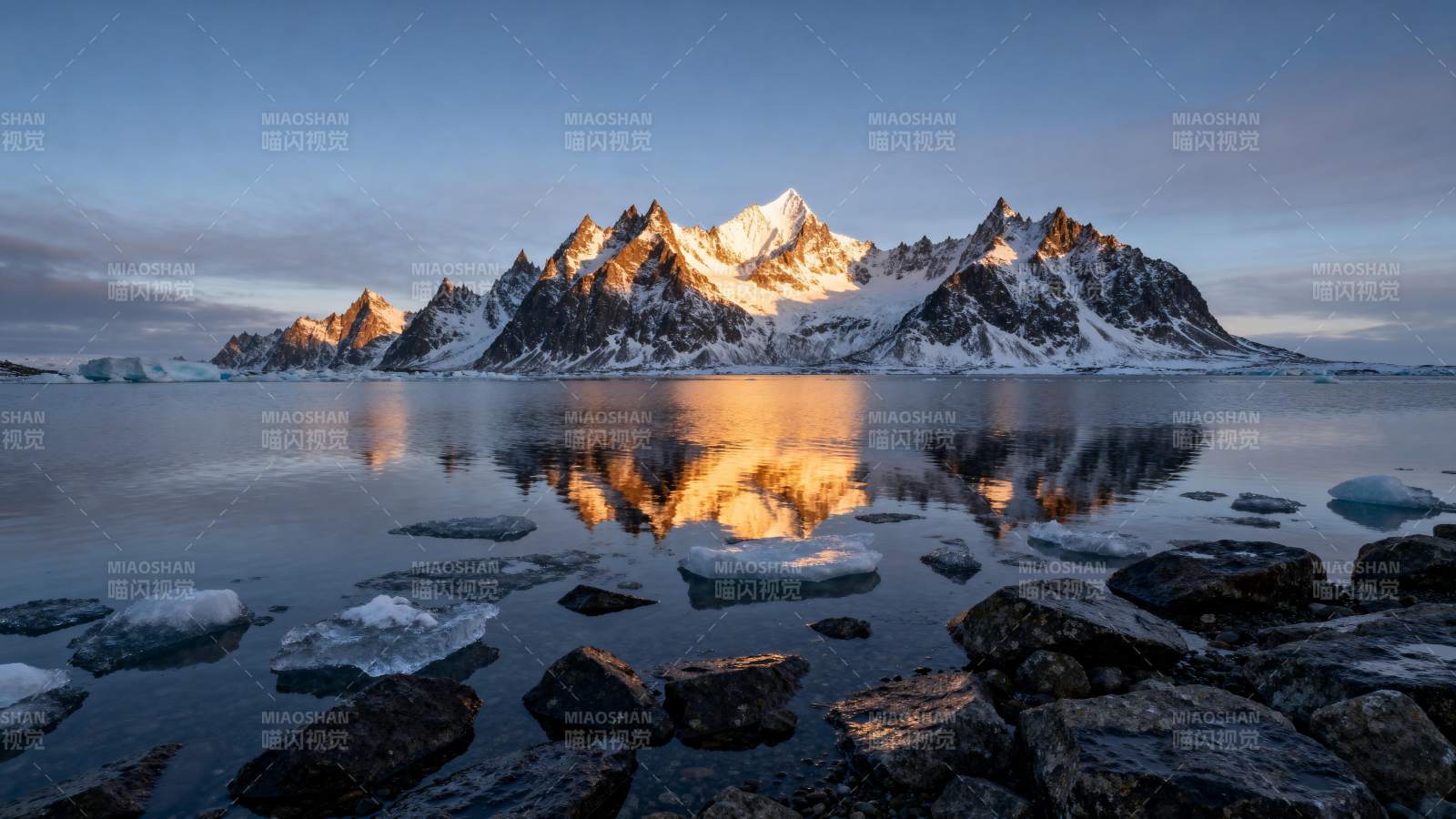 雪山倒影静谧湖图片