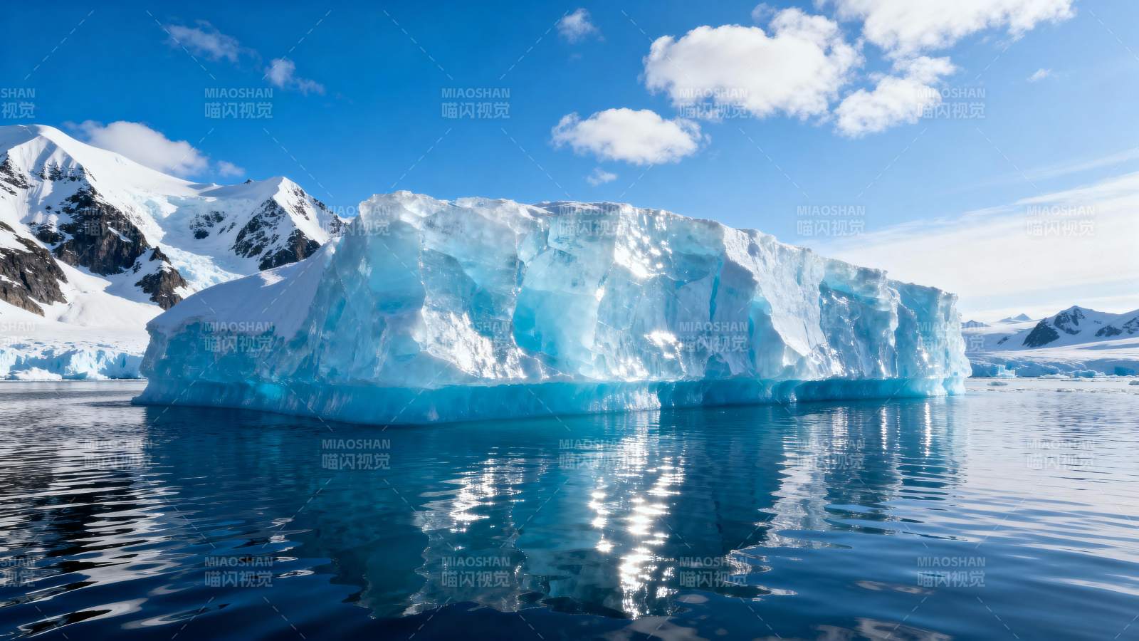 冰山映水 蓝天白云图片