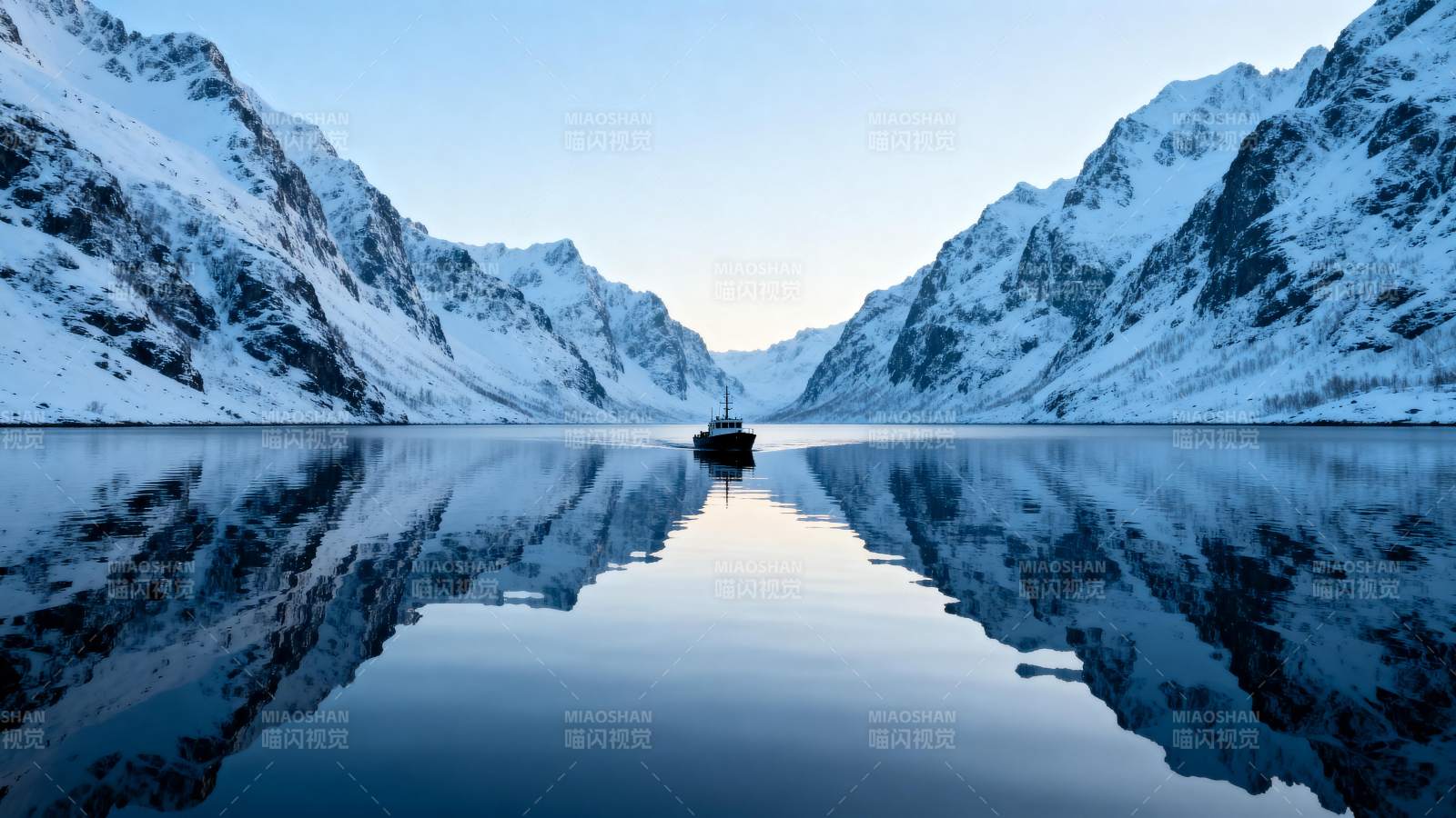 雪山倒影湖中船图片