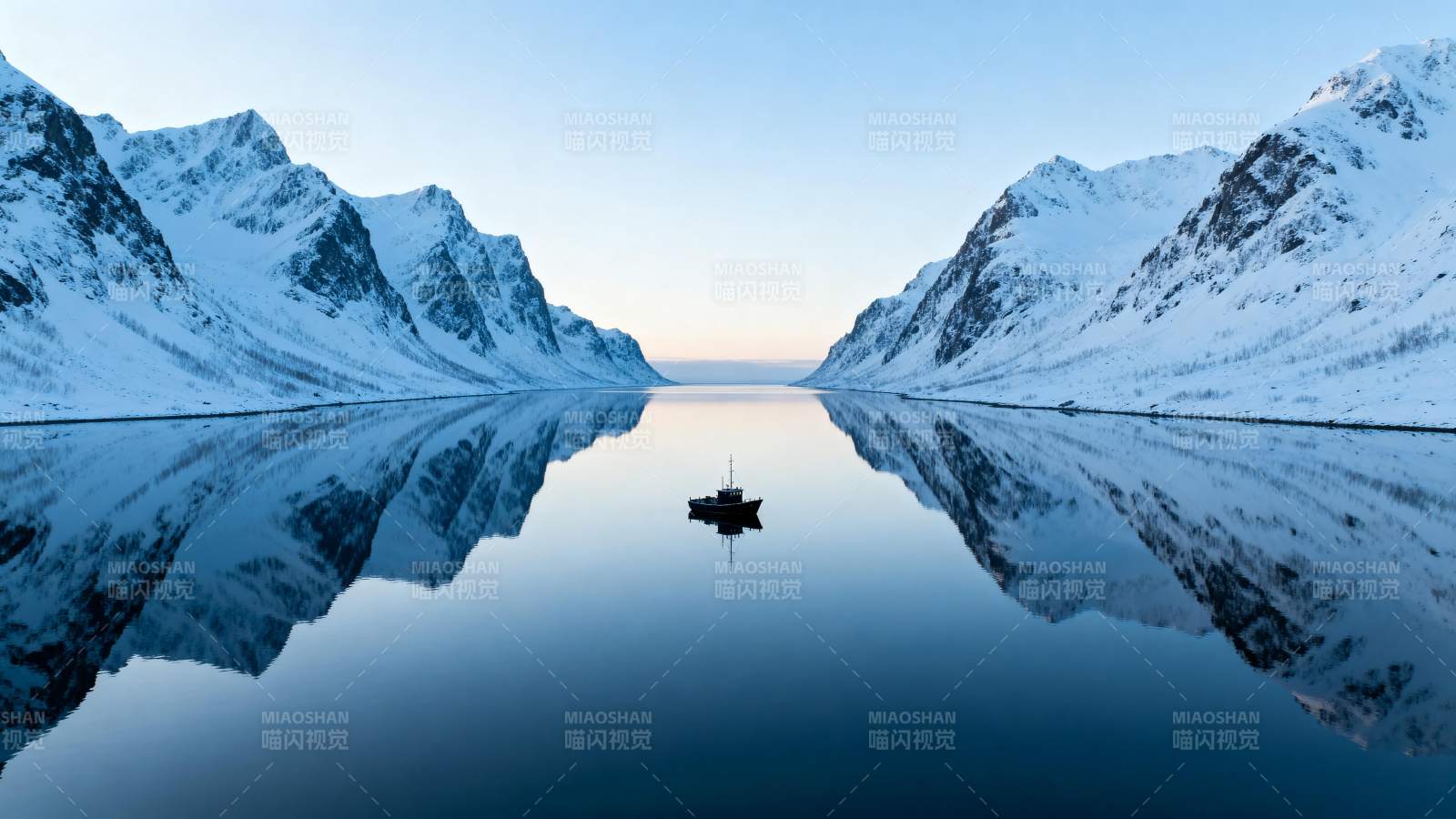 雪山倒影静湖中图片