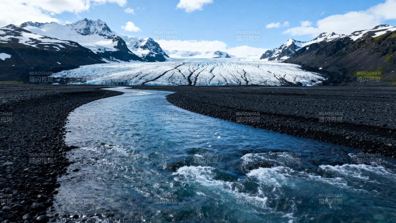 冰川融水溪流图片
