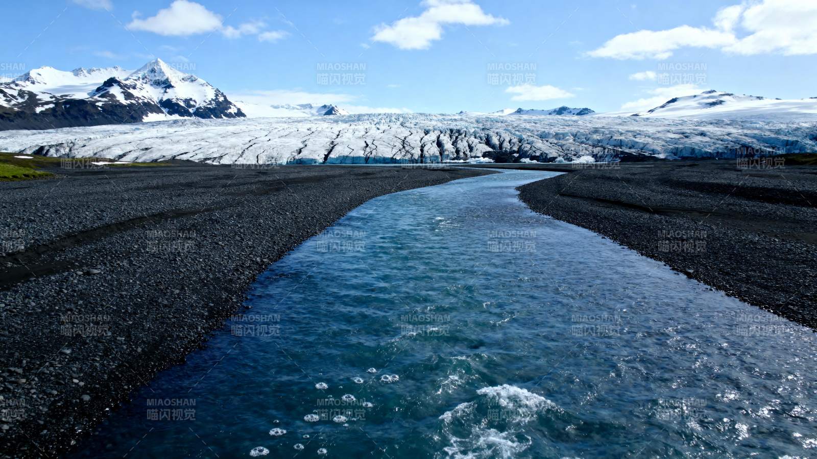 冰川融水溪流图片