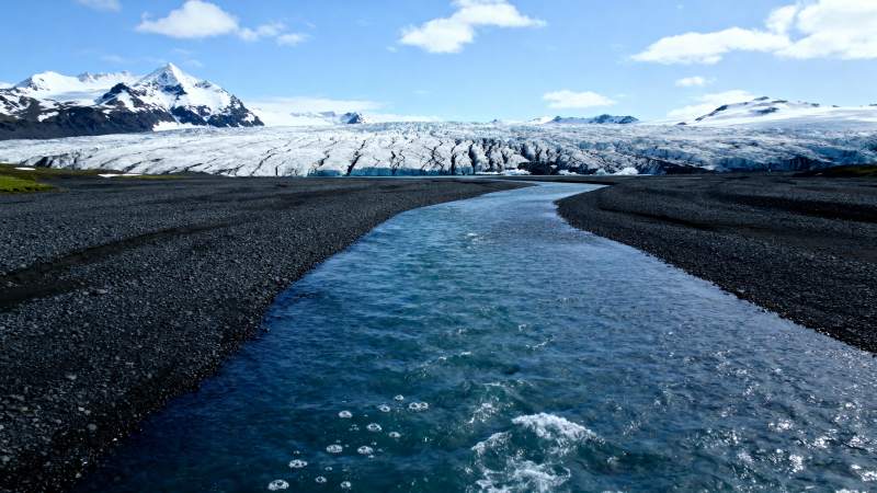 冰川融水溪流图片