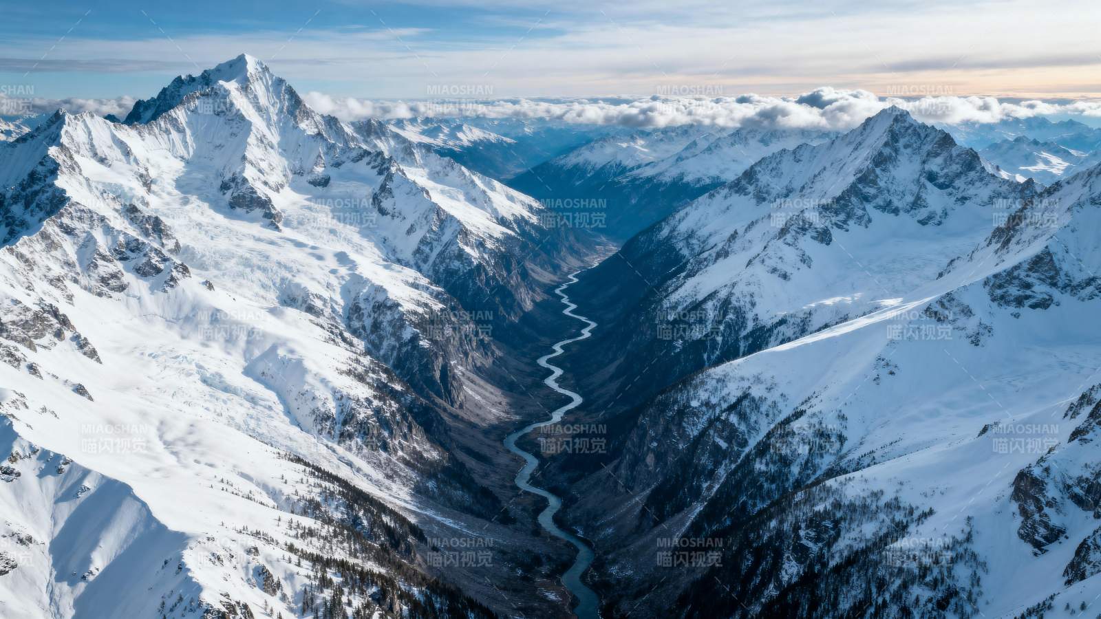 雪山峡谷风光图片