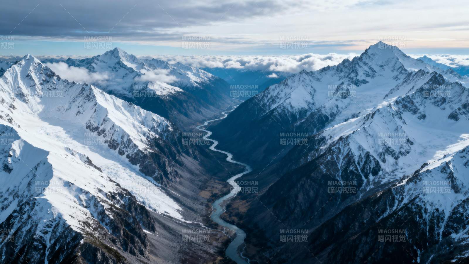 雪山峡谷风光图片