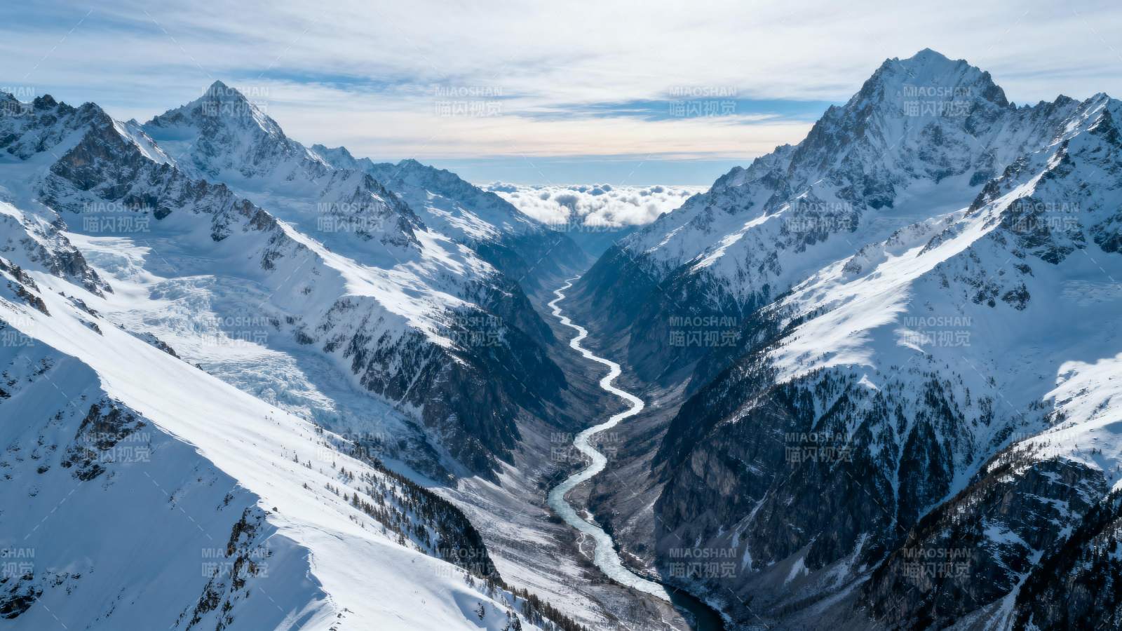 雪山峡谷风光图片