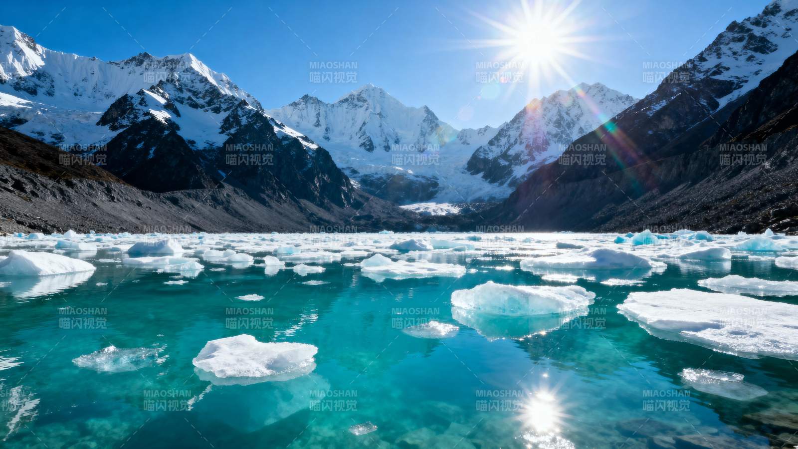 冰川湖畔雪峰映照图片