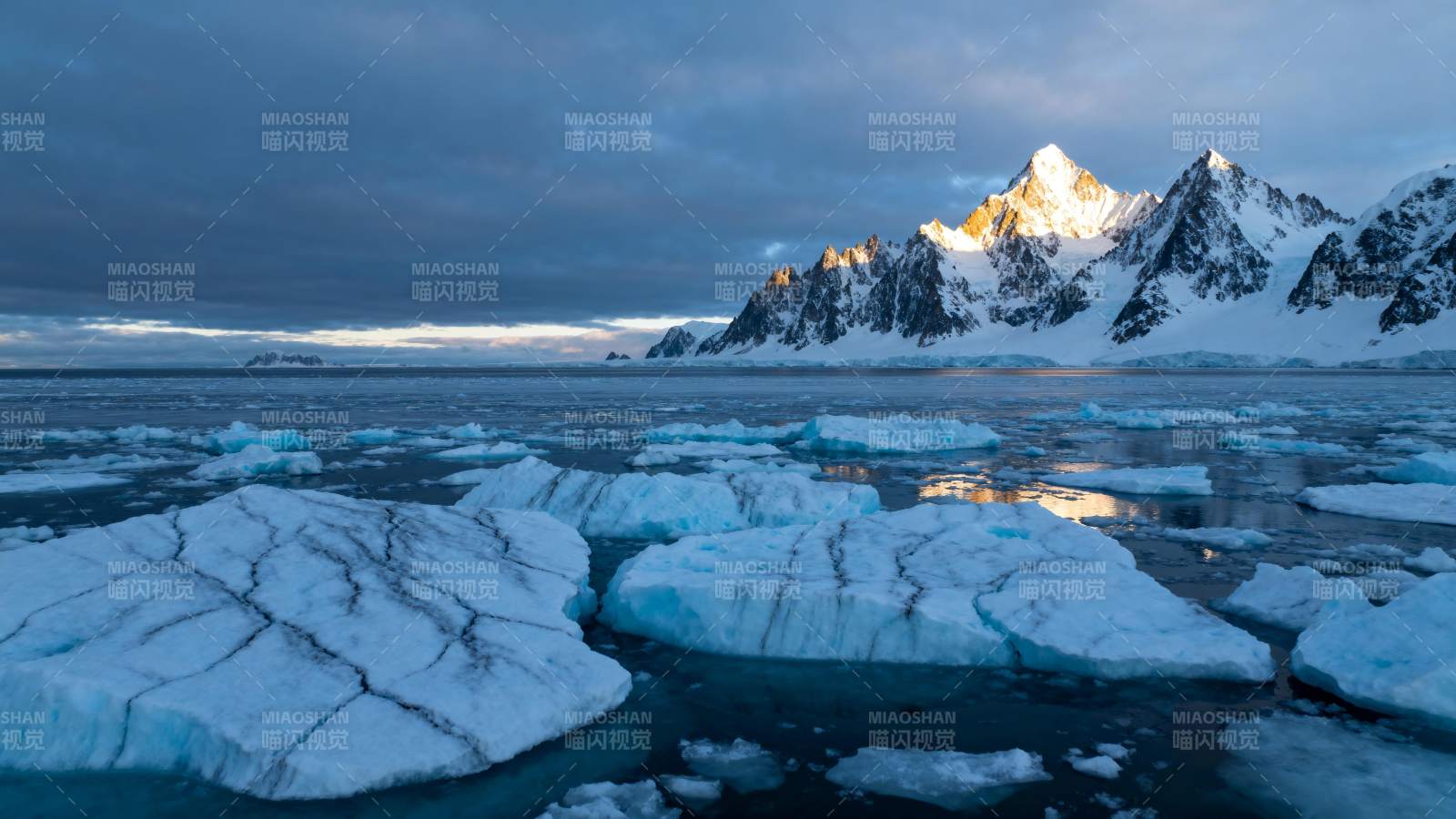 冰川雪山映晨光图片