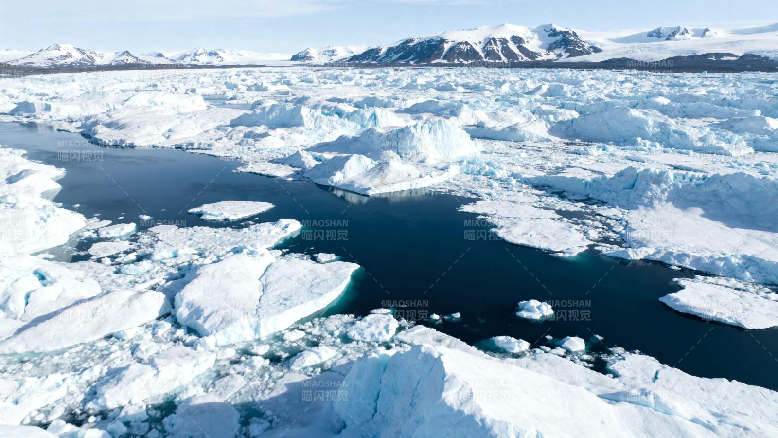 冰川融水映雪山图片