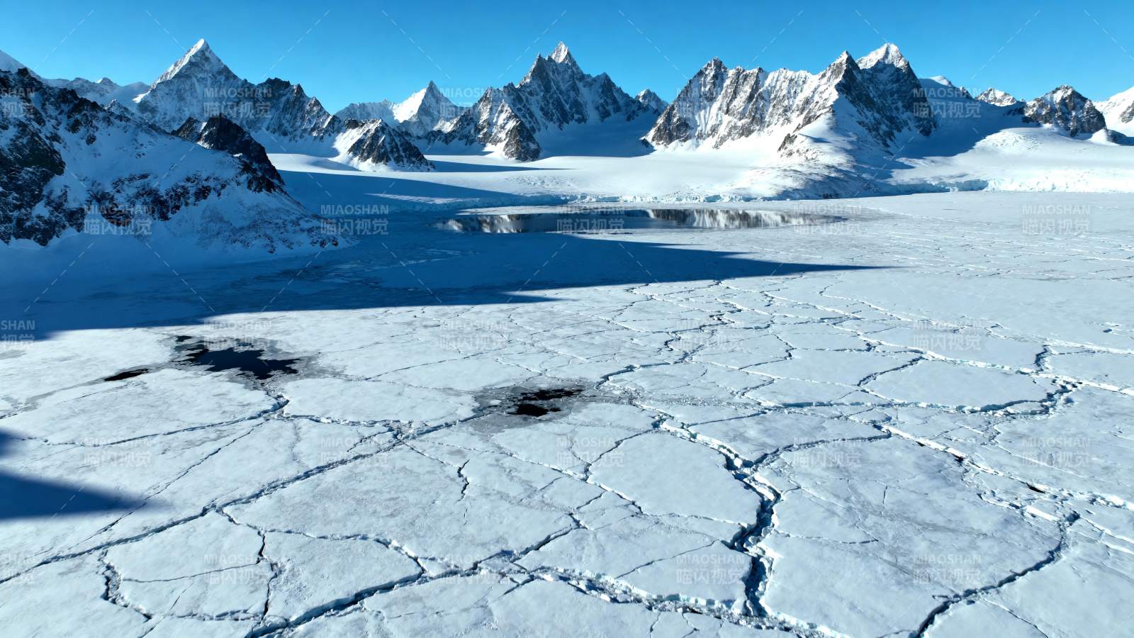 冰裂雪山湖景图片