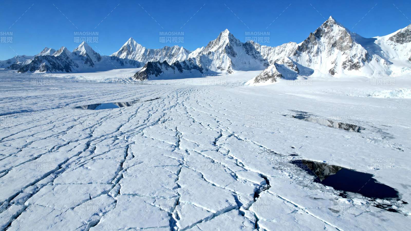 冰原裂痕与雪山图片