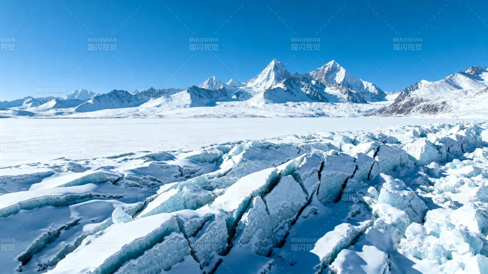 冰川裂隙与雪山图片