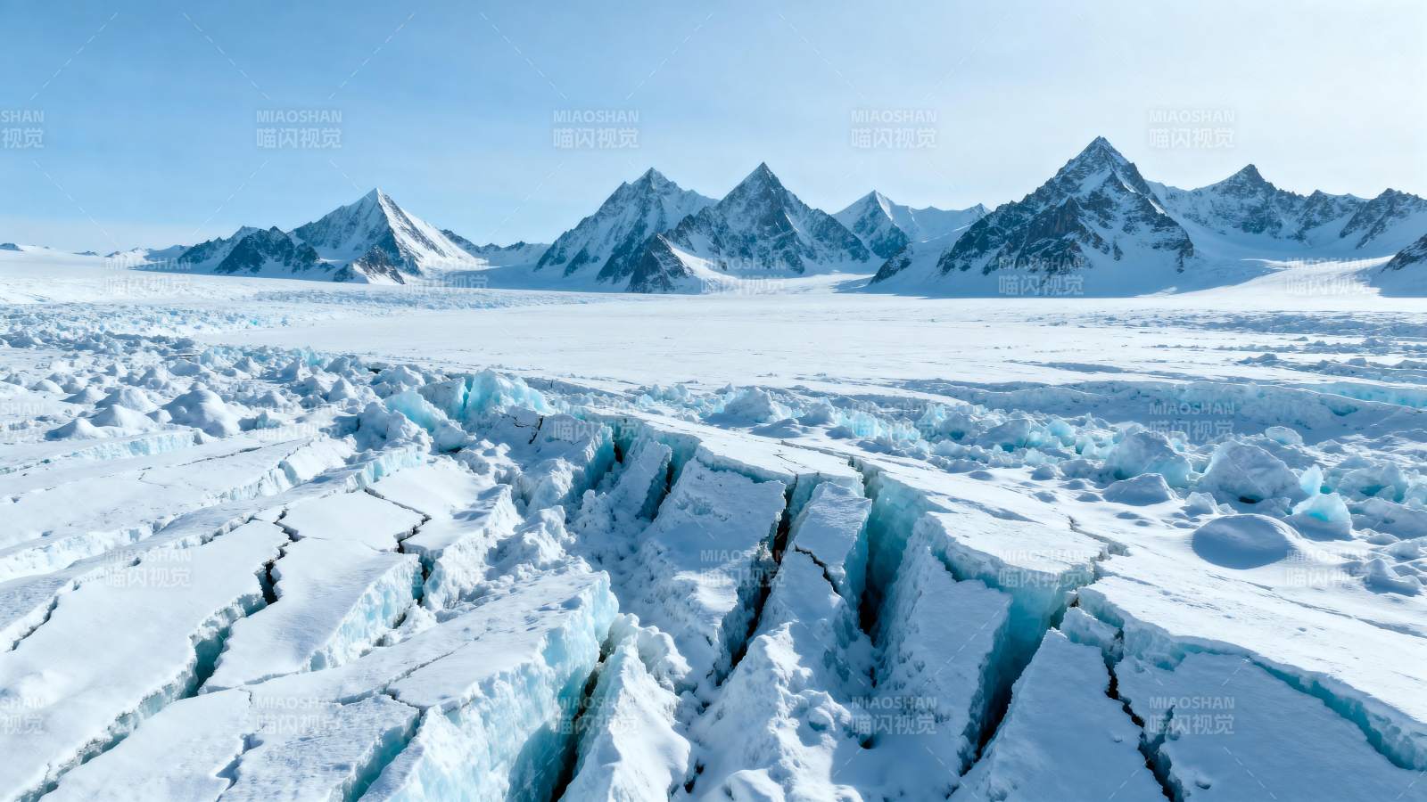 冰川裂谷与雪山图片