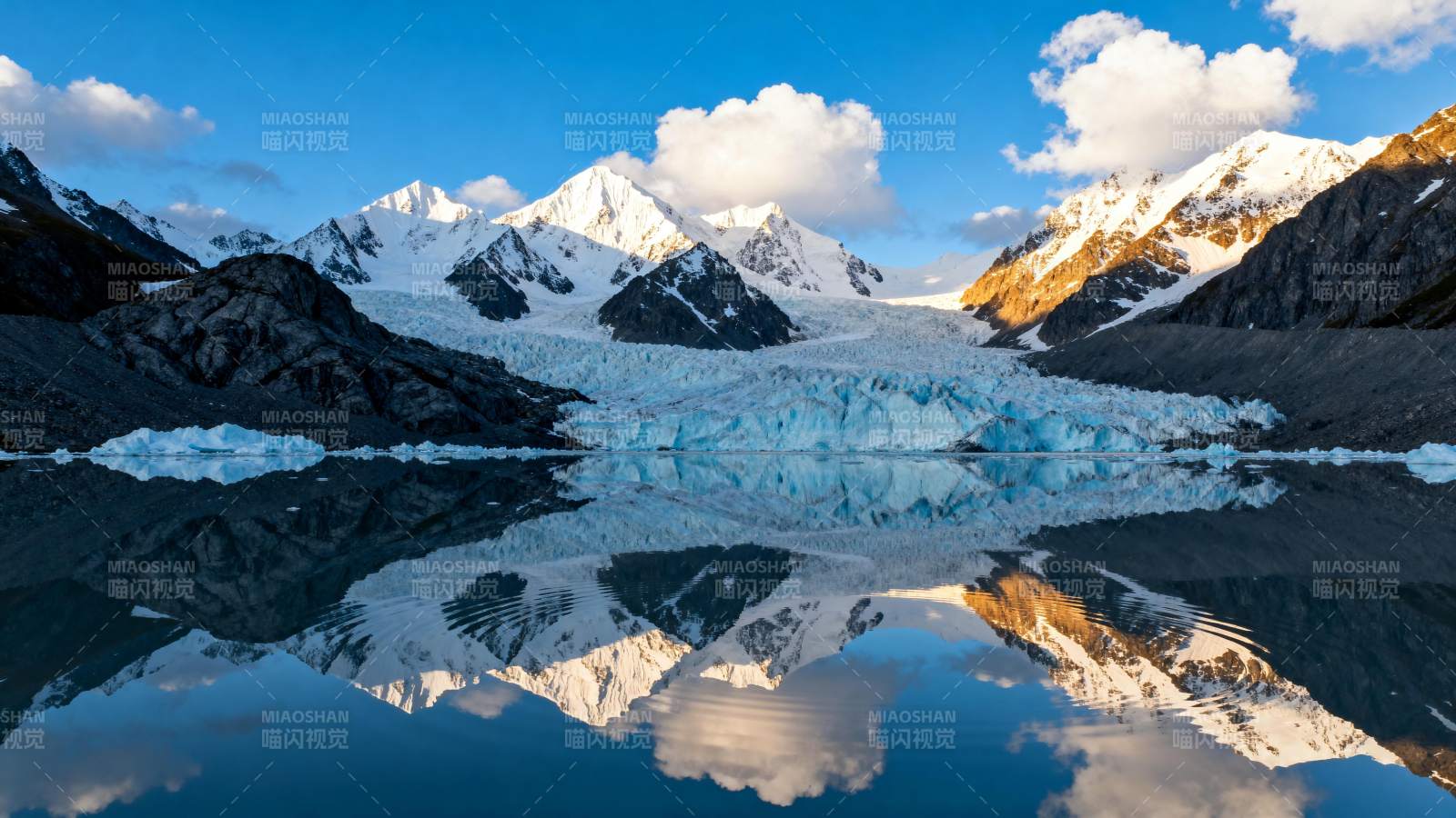 雪山倒影湖光图片