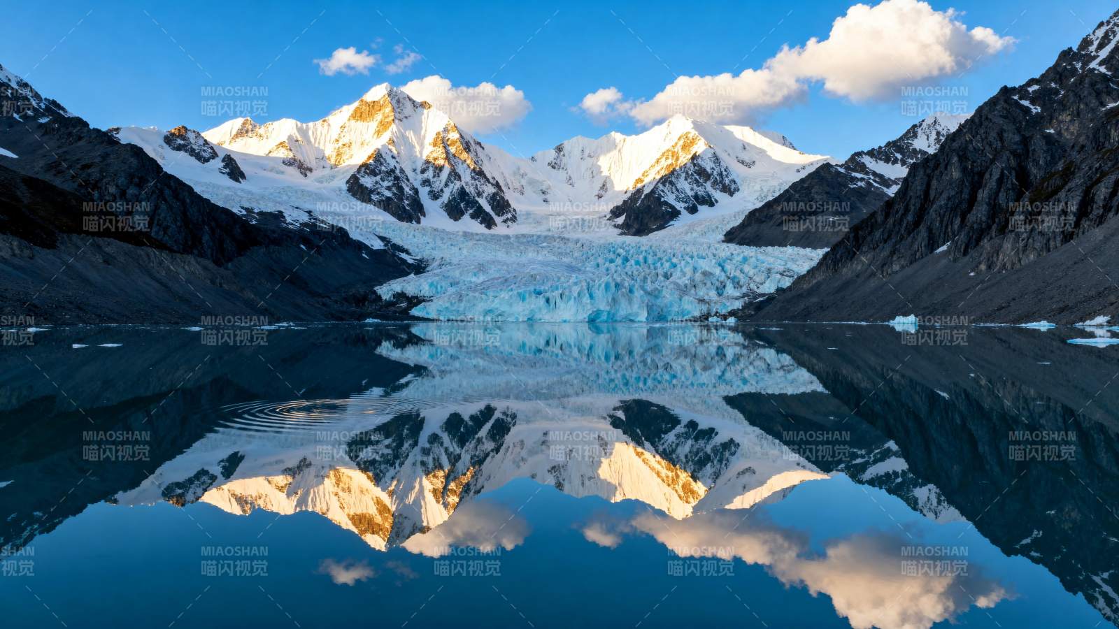 雪山倒影湖中图片