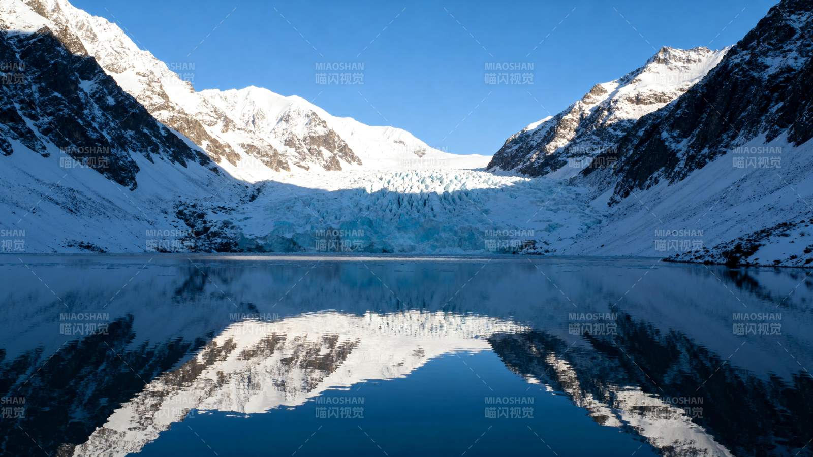 雪山倒影湖中图片