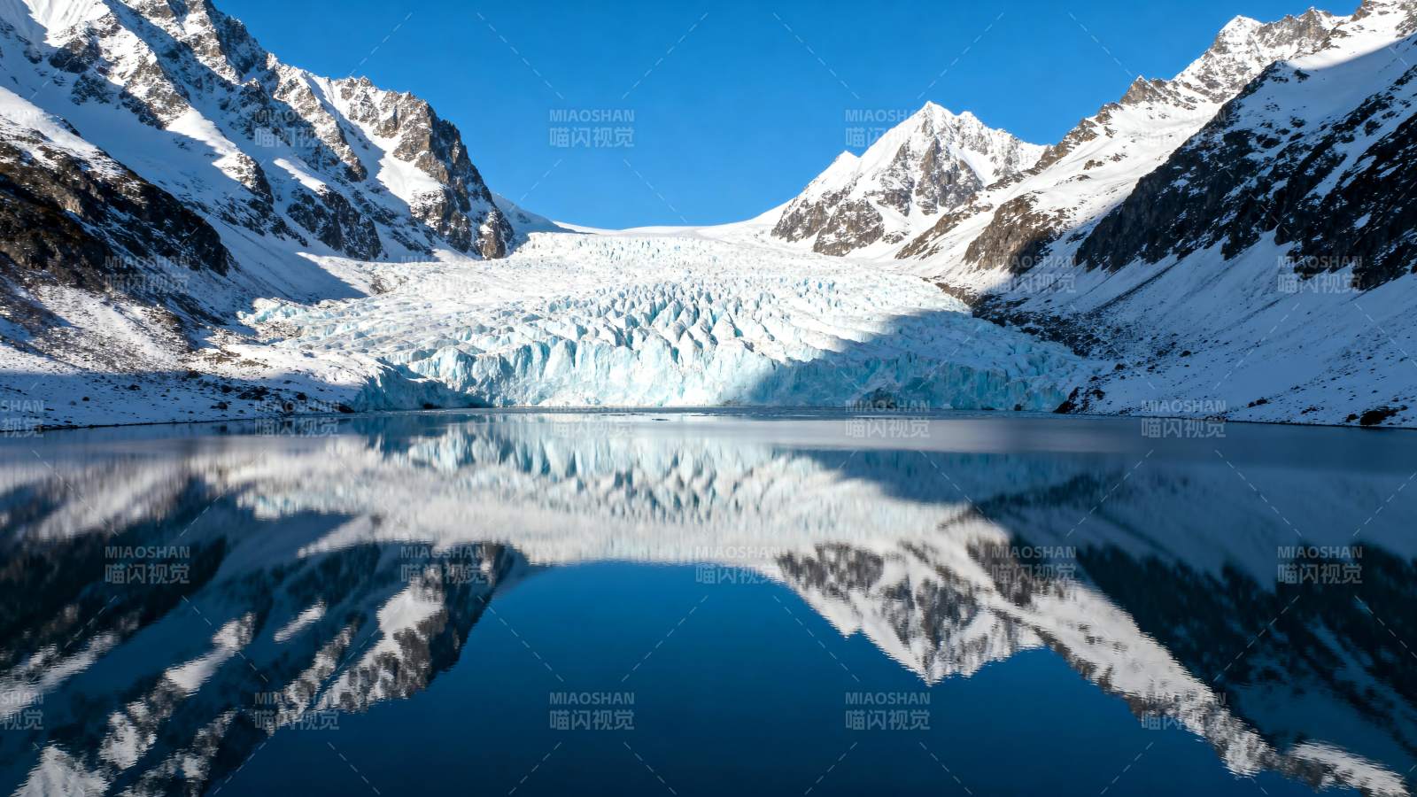 雪山倒影湖中图片